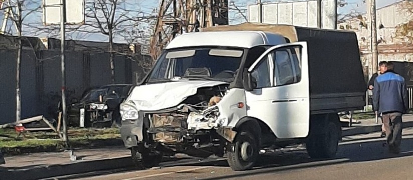 Два человека оказались с травмами больнице.Сегодня 17 ноября около 8:10 на Сухумском шоссе в Новороссийске произошло массовое ДТП.