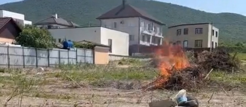 Жители поселка задыхались от дыма целый день.Жители поселка Южная Озереевка заметили возгорание на земельном участке по улице Краснодарская, 39.