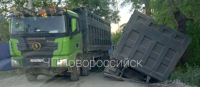«Вот к чему приводит бездействие!»: в Новороссийске большегруз провалился на дороге, которую новороссийцы уже полгода просят отремонтировать
