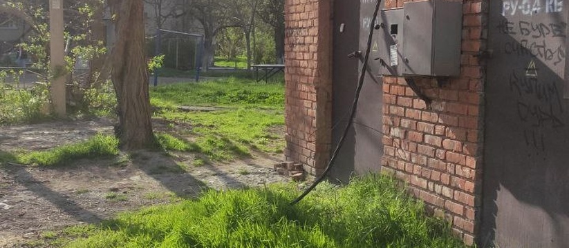 «Ждем, когда кого-то током ударит?!»: разрушенную норд-остом электроподстанцию в Новороссийске до сих пор не починили