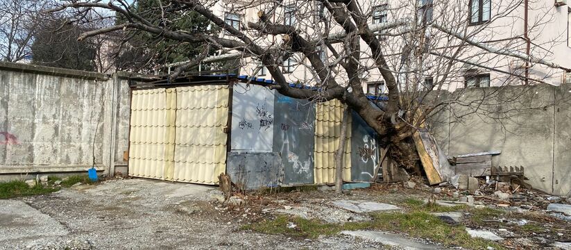В Новороссийске ищут владельцев заброшенных гаража, бытовки и помещения в цоколе на 500 «квадратов»