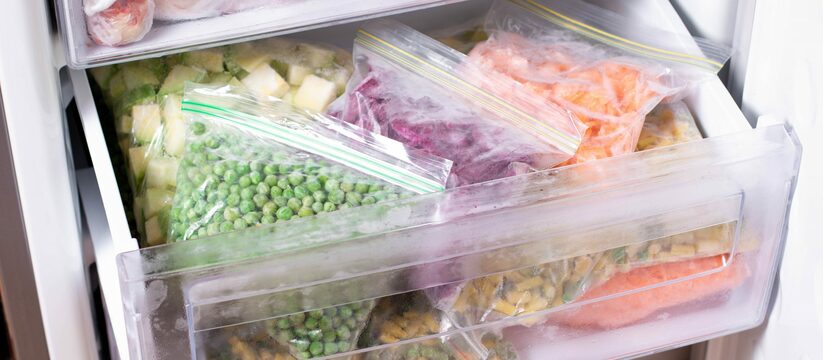 Никогда не испортится: какие продукты можно и нужно хранить в морозильной камере