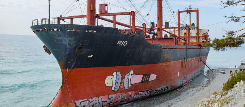 «Так уходит легенда!»: путь по берегу к сухогрузу «Рио», севшему на мель под Новороссийском, отрезан, судно распиливают на металл