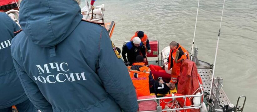 Один из членов экипажа, терпящего бедствие под Новороссийском, скончался