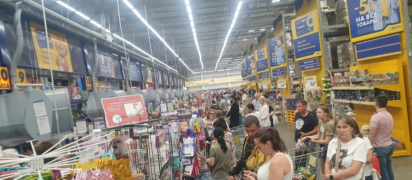 «Кассы вообще не работают!»: новороссийцы пожаловались на гигантские очереди в одном из гипермаркетов города