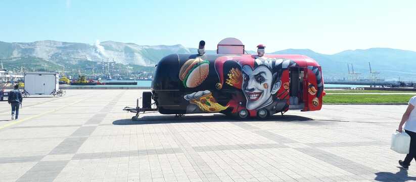 «Внешний вид объекта соответствует эскизу»: администрация не намерена закрашивать клоуна на фудтраке на набережной в Новороссийске