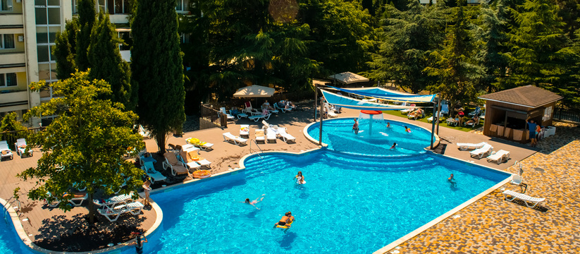 Подогреваемый бассейн и реликтовый парк: майские праздники в санатории «Славутич»