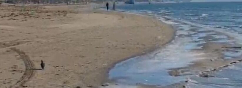 В Анапе из-за морозов обледенели пляжи: впечатляющие видео берега