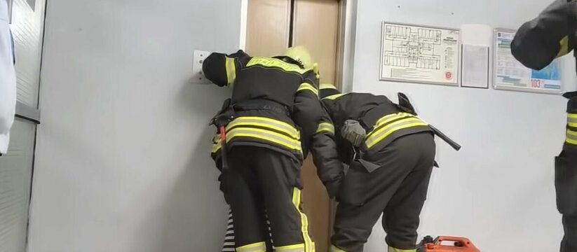 «Постоянно застревают дети и падает железо на голову!»: В Новороссийске в ЖК «Аврора» проблемы с лифтом 