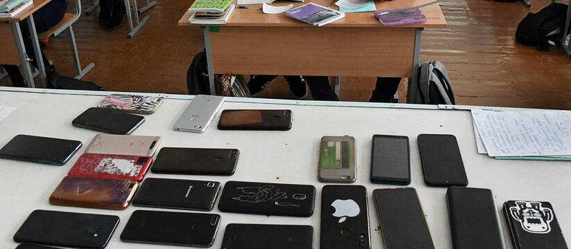 С интернетом новороссийским школьникам можно прощаться: госдума приняла закон о запрете использования телефонов на уроках 