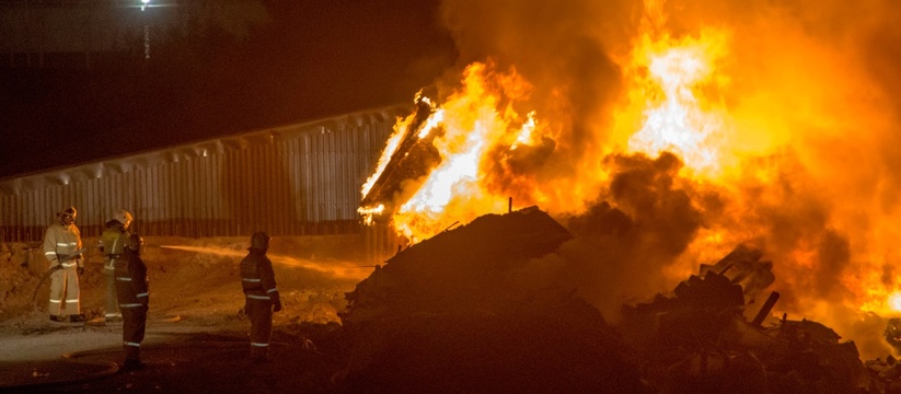 Загорелись лежавшие штабелями доски.Сегодня утром в поселке Кирилловка в промзоне случился серьезный пожар.