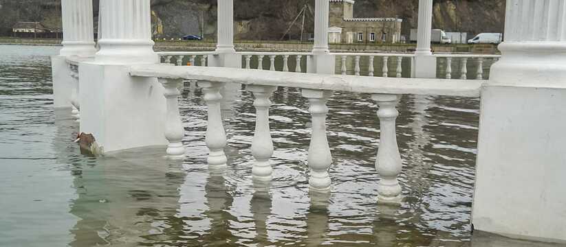 «Так и колонны под воду уйдут, и ротонда вместе с ними!»: в озере Абрау в Новороссийске снова поднялась вода 