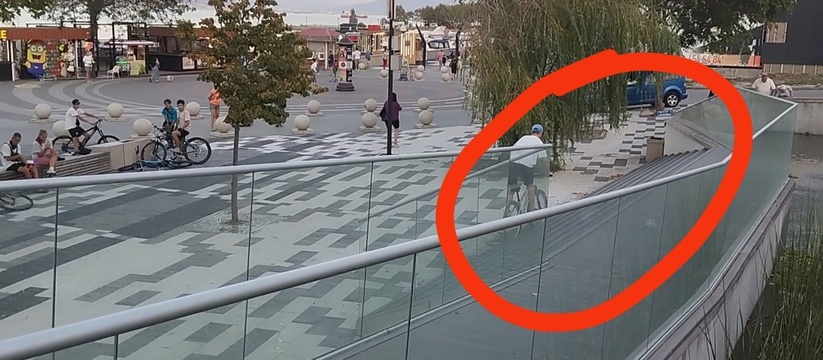В Новороссийске подростки на велосипедах ломают ступени в парке Фрунзе