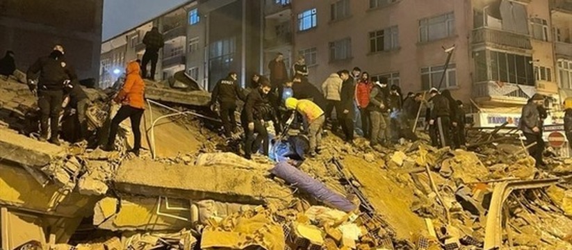 Мощнейшее за 100 лет землетрясение в Турции и Сирии унесло жизни более 300 человек. Поиски людей под завалами продолжаются