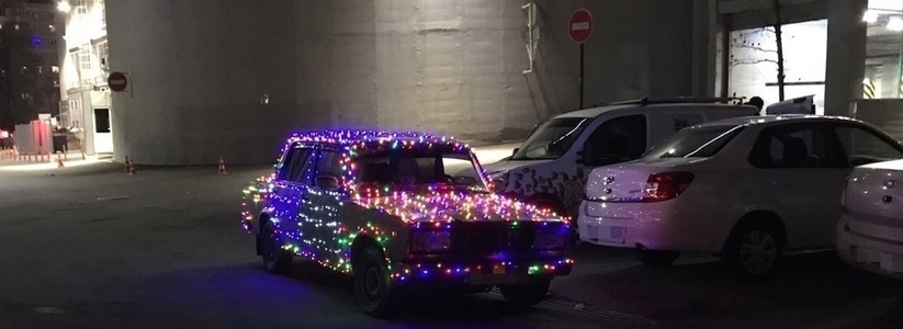 Водитель создает новогоднее настроение всем горожанам. По городу-герою разъезжает автомобиль, который привлекает внимание своим видом.