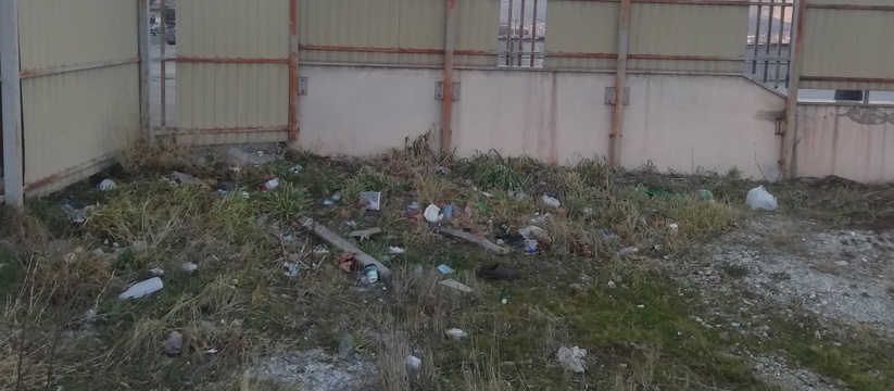 На набережной Новороссийска появилась мусорная свалка