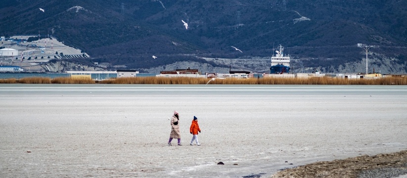 Новороссийцы, рискуя жизнью, гуляют по скованной льдом Суджукской лагуне
