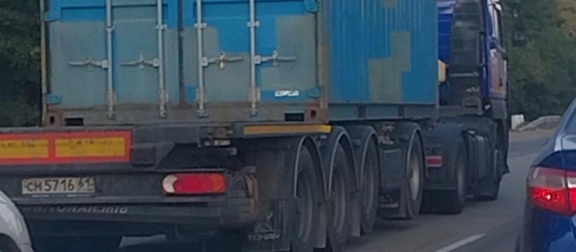 «Большегруз всю дорогу мешал обгону, выезжая в левую полосу!»: новороссийцы жалуются, что грузовики специально провоцируют появление пробок на дорогах