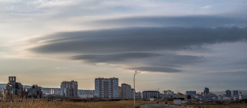 Над Новороссийском зависла «тарелка инопланетян»: необычные облака в лучах закатного солнца