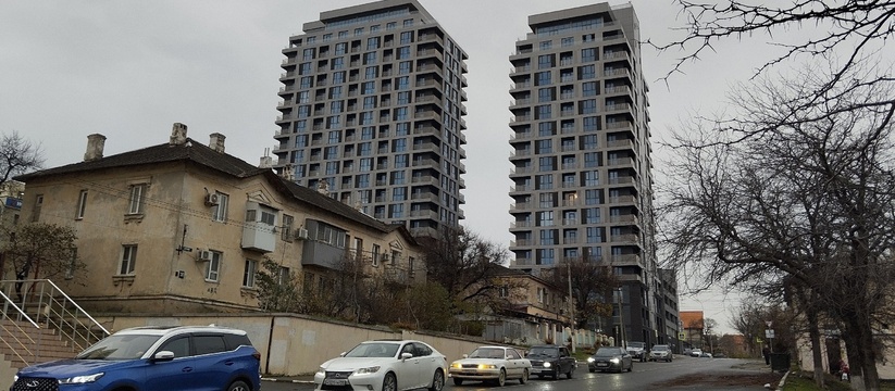 Обшарпанные коммуналки на фоне модных небоскребов: архитектурные контрасты Новороссийска