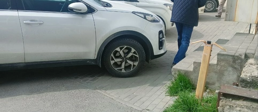 «Мама с коляской не смогла проехать!»: жительница Новороссийска припарковала авто на тротуаре и вызвала шквал негатива 