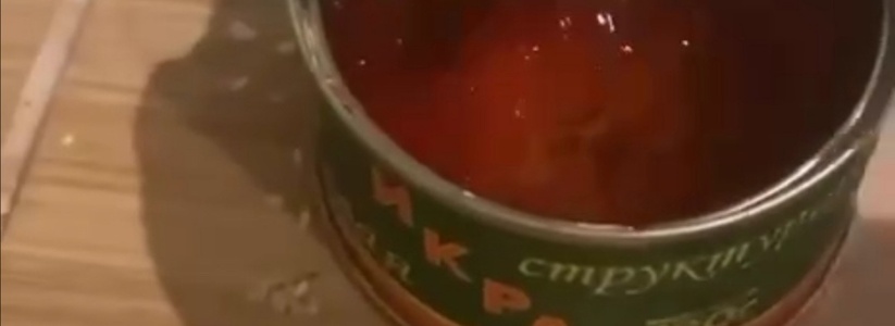 Горожане сняли желеобразную массу на видео. Жители Новороссийска приобрели банку красной икры в &laquo;Пятерочке&raquo;.