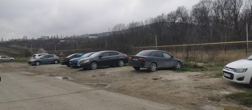 Клумба или обочина? Новороссийка припарковала машину в грязи и получила штраф за нарушение правил благоустройства