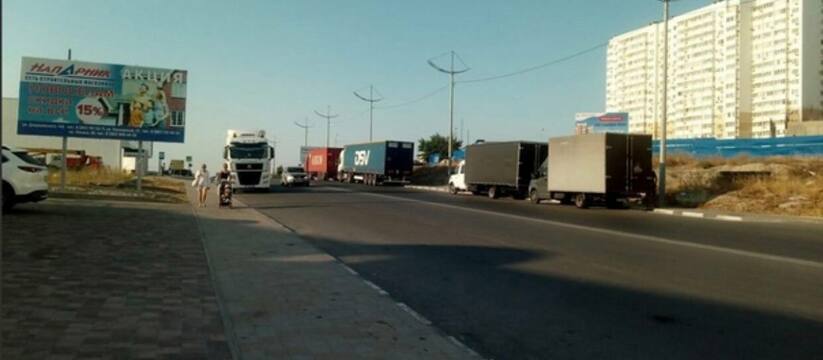 Спальный район Новороссийска превратили в стоянку грузовиков
