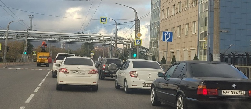 В Восточном районе Новороссийска оборвались троллейбусные провода: полгорода стоит в мертвой пробке