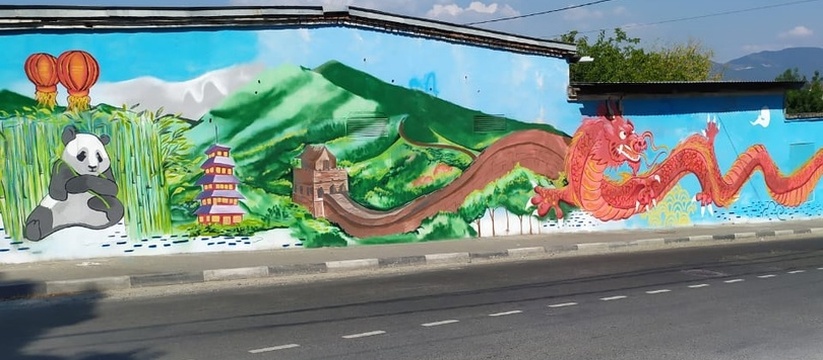Сочные фрукты и китайский дракон: в Новороссийске продолжают появляться яркие граффити на серых стенах
