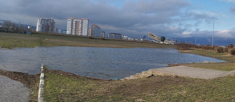 Вода затопила тротуар, ступени часть особо охраняемой природной территории.В редакцию НАШЙ обратилась жительница Новороссийска.