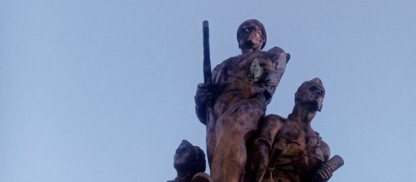 Вандалы повредили памятник воинам-малоземельцам в Новороссийске: их разыскивает полиция