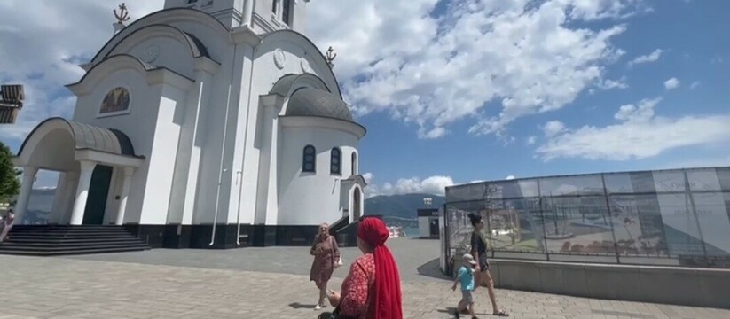 20-метровую рекламную «простыню», размещенную рядом с храмом на «Нептуне» в Новороссийске, демонтируют