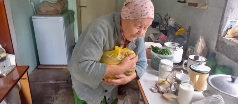 «Для них колбаска – это праздник!»: волонтеры собирают продуктовые подарки для одиноких пенсионеров ко Дню пожилого человека