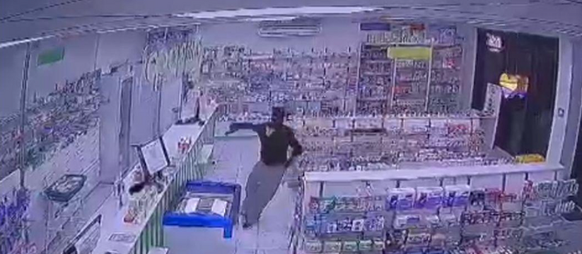 В Новороссийске парень в маске, размахивая пистолетом, пытался ограбить аптеку