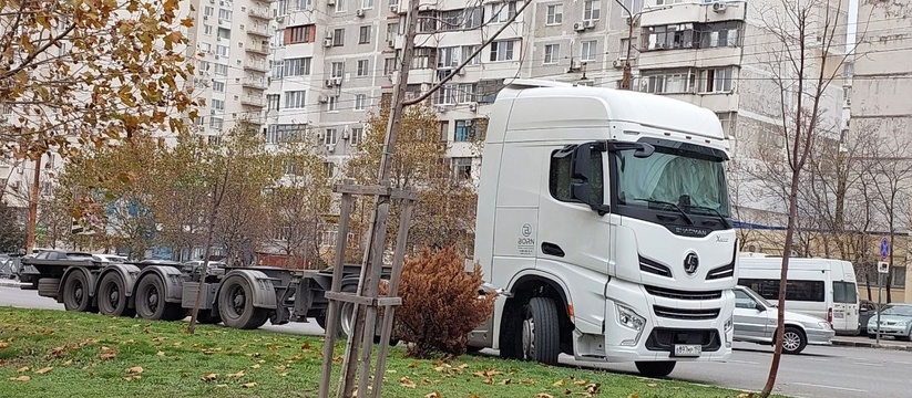 «Разве что на Советов еще не стоят!»: припаркованные фуры заполонили улицы Новороссийска - подборка свежих фото