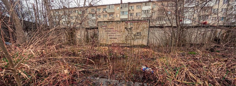 Краевые власти подали в суд на администрацию Новороссийска из-за разрушенной мемориальной стены на месте бывшей Мореходной школы