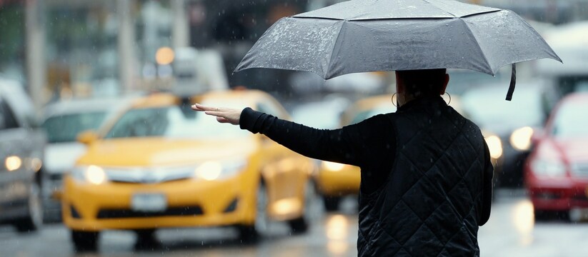Депутаты призывают ввести ограничение на стоимость такси в плохую погоду.
