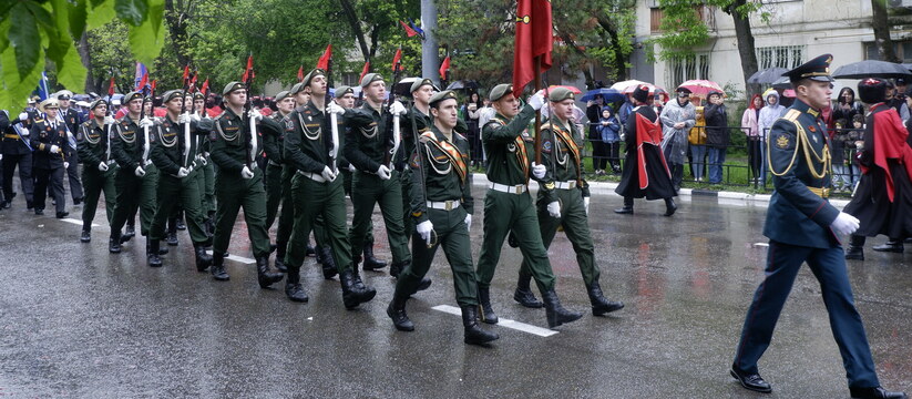Почти 2000 человек и 28 машин военной техники прошли по улице Советов: в Новороссийске состоялся парад Победы