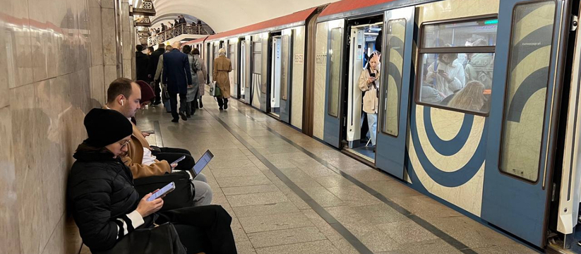 Пассажиры московской подземки с начала года стали уделять больше времени работе, выяснили аналитики МегаФона.