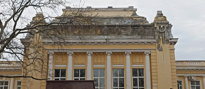 На фасаде исторического здания по улице Советов в Новороссисйске образовалась черная плесень