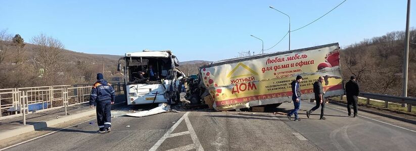 Грузовик протаранил пассажирский автобус на трассе под Новороссийском