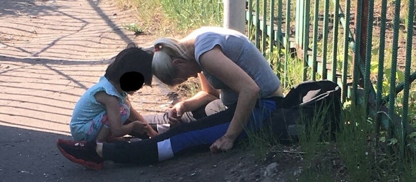 "Постоянно на него падала, еле держалась на ногах": в Новороссийске заметили пьяную женщину с ребенком на руках