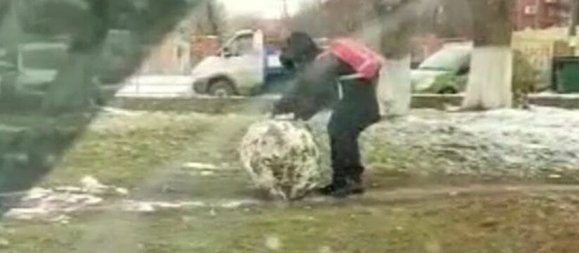 "Южная зима такая!": в Анапе дети из остатков снега лепят "грязевиков"