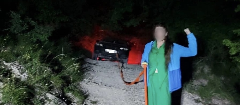 Вытаскивать их авто из западни пришлось спасателям. В ночь на воскресенье пара из Новороссийска решила покататься в лесу в районе Убыха.