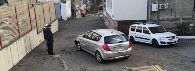 Мастер парковки: в Новороссийске пенсионер не вписался в «карман», снес забор, и перевернул машину на два стоявших рядом автомобиля
