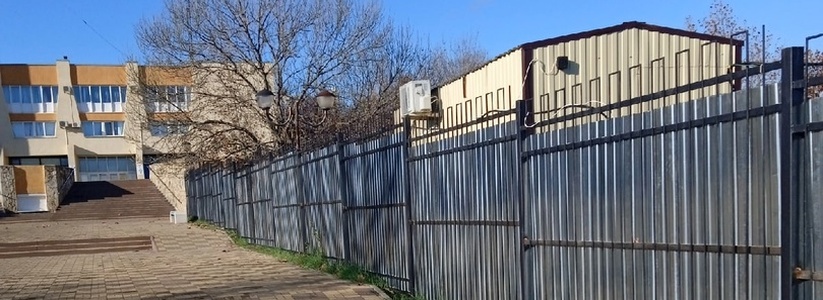 "Это приведет к несчастному случаю!": новороссийцы заметили опасный кабель на заборе рядом с Дворцом творчества 