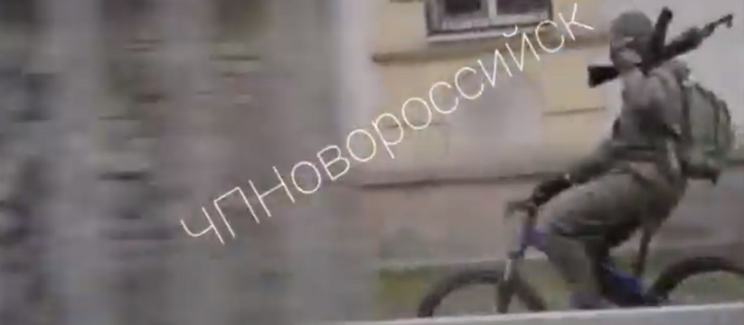 На Анапском шоссе заметили велосипедиста с автоматом на плече
