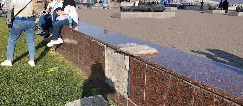 «Город ударил в грязь лицом!»: новороссийцы в День города обнаружили на набережной отколовшуюся плитку