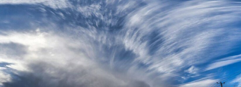 «Космическое зрелище!»: новороссийцы публикуют потрясающие фото облаков перед закатом